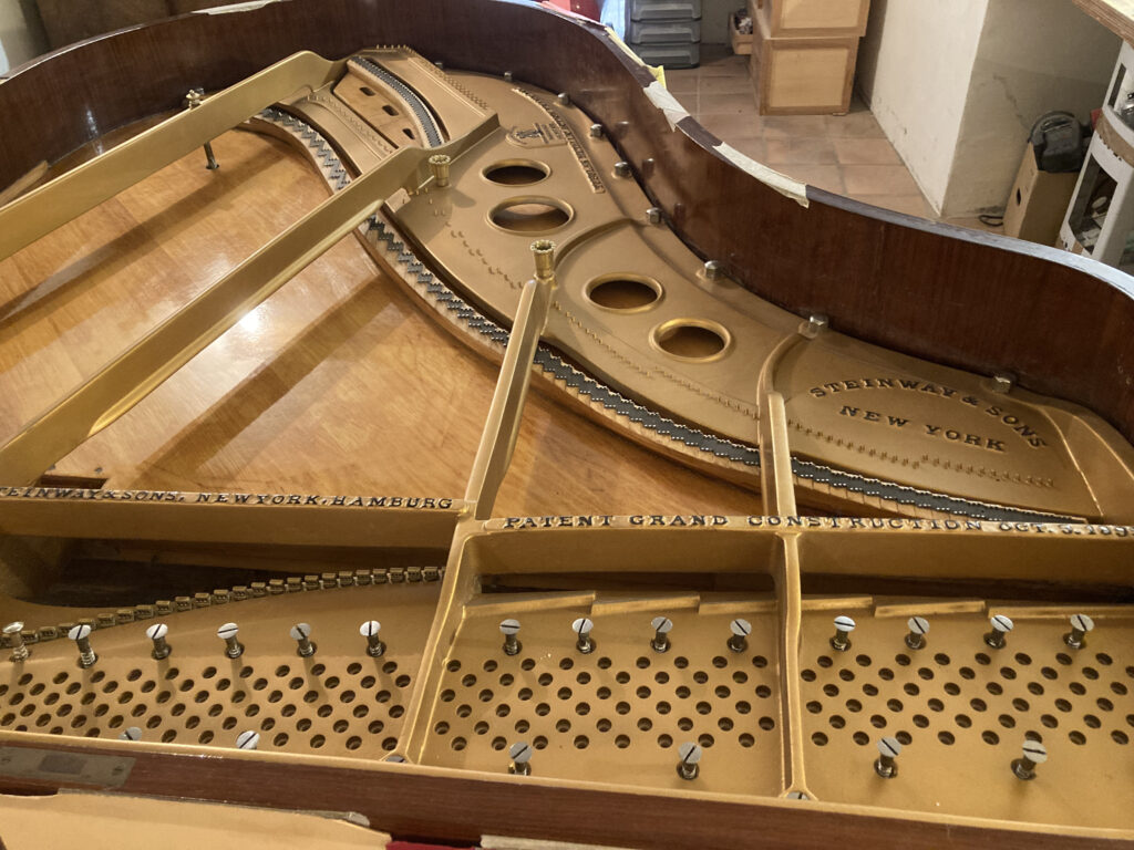 Cadre fonte piano à queue Steinway Yamaha réparation piano Montpellier fixation cadre
