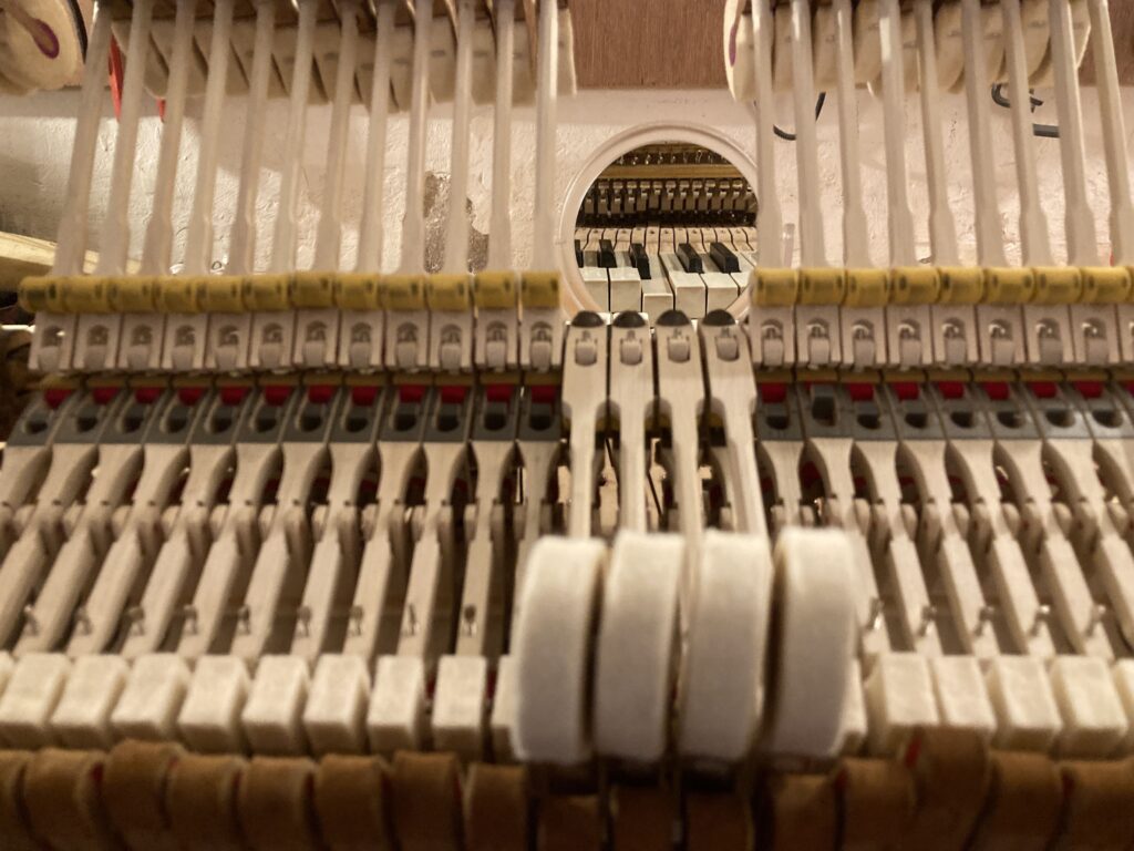 réglage chevalet précision accordeur réparateur piano Montpellier
